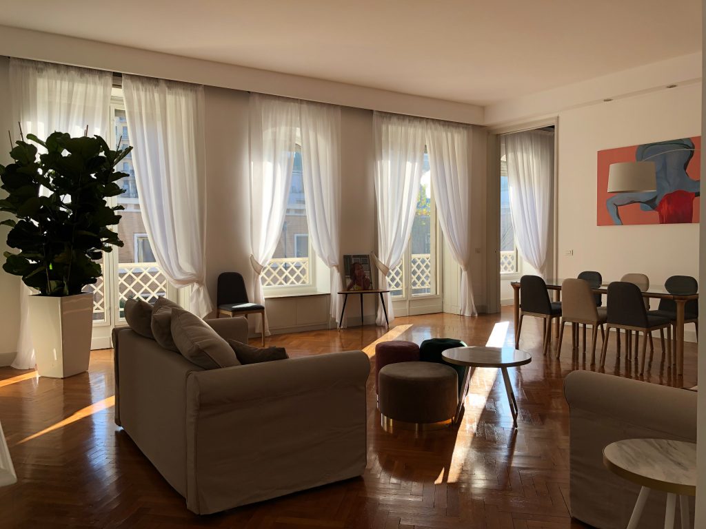 Project, furniture selection and construction supervision for an apartment in Turati | Milan